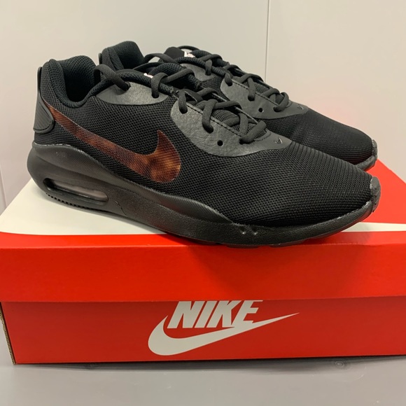 Nike Shoes - NIKE AIR MAX OKETO